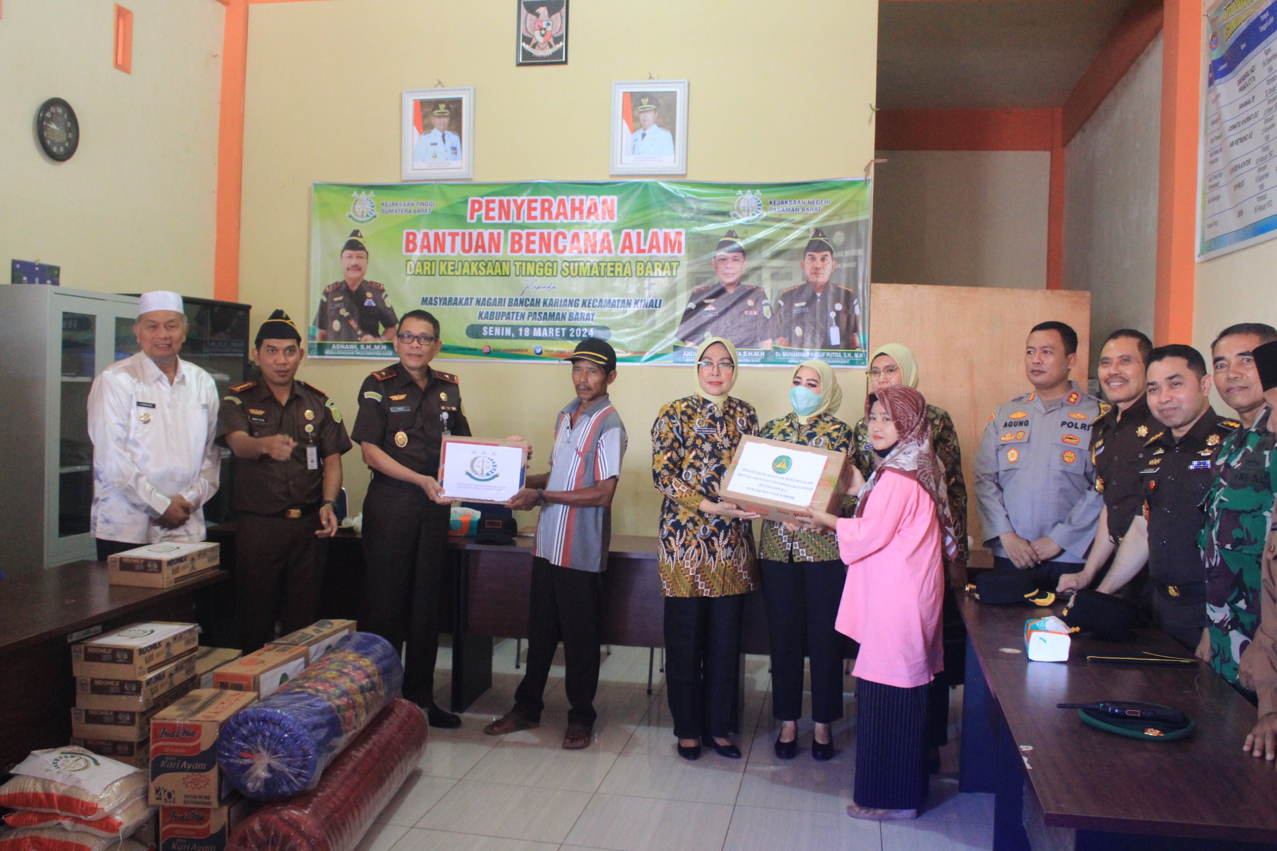 Kejati Sumbar bersama Kejari Pasbar serahkan bantuan bencana alam di Nagari Bancah Kariang, Kecamatan Kinali, Senin (18/3).